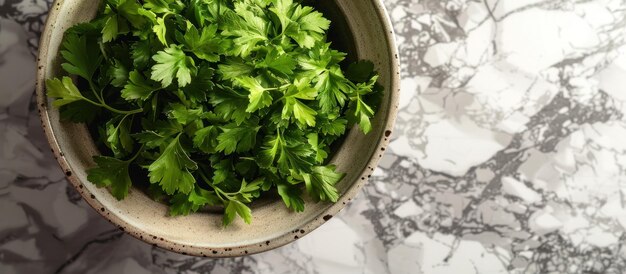 Hojas verdes en un cuenco de cerámica en la mesa