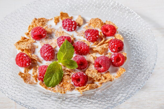 Hojuelas de trigo con frambuesas y leche.