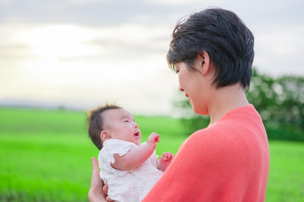 Hokkaidos weite Himmelserde und Eltern und Kinder