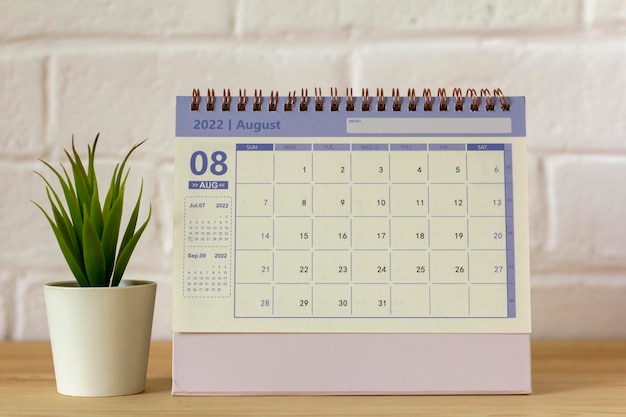 Hola agostoEl calendario de agosto de 2022 está sobre la mesa