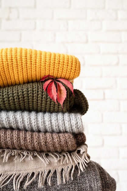 Foto hola caída acogedora imagen cálida pila de coloridos suéteres cálidos de otoño