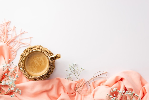 Hola concepto de primavera Foto de vista superior de una taza de bebida caliente en un tapete de ratán bufanda rosa gafas elegantes y flores de gipsófila en un fondo blanco aislado con espacio vacío
