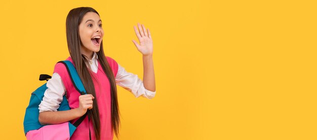 Foto hola feliz jovencita llevar mochila infancia felicidad retrato de colegiala estudiante estudio banner encabezado escuela niño cara copyspace