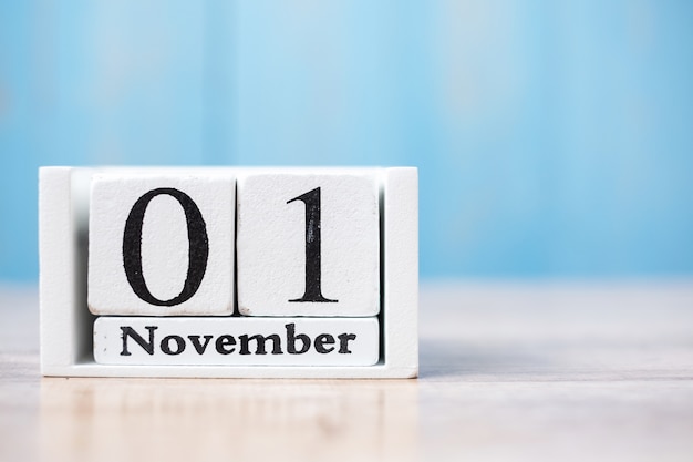 Hola noviembre de calendario blanco sobre madera con copyspace