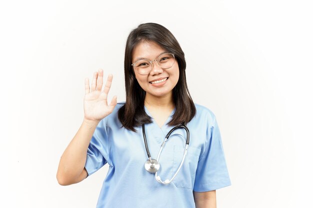 Hola o hola gesto del joven médico asiático aislado sobre fondo blanco.