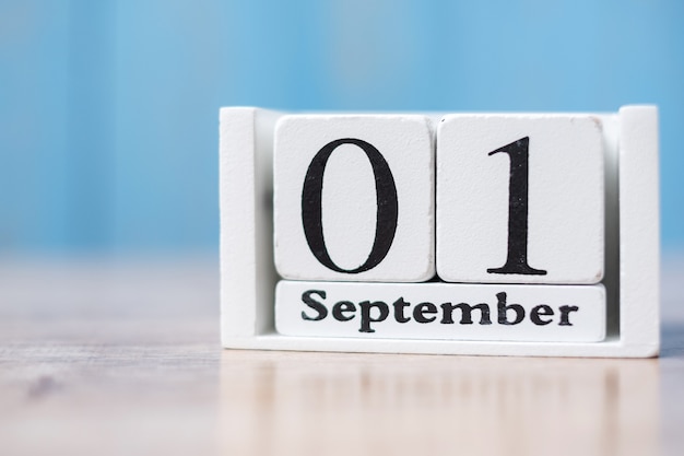 Hola septiembre de calendario blanco sobre madera