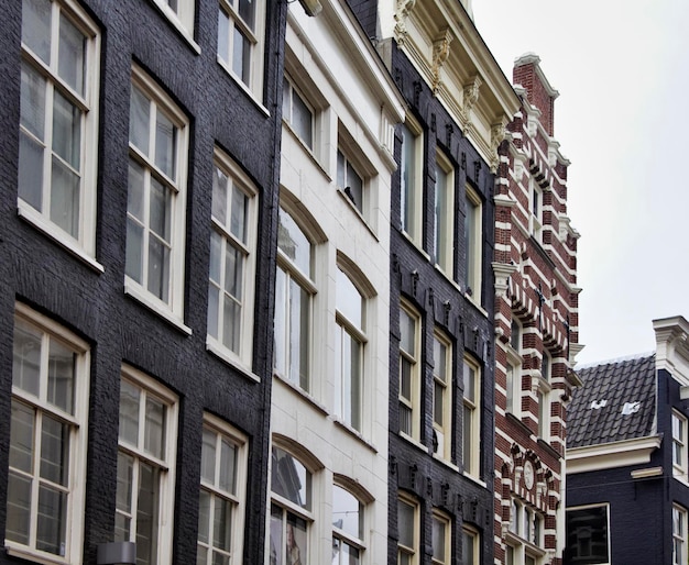 Holanda, Amsterdã, a fachada de antigas casas de pedra privadas no centro da cidade