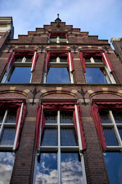 Holanda, Amsterdã, a fachada de uma antiga casa de pedra no centro