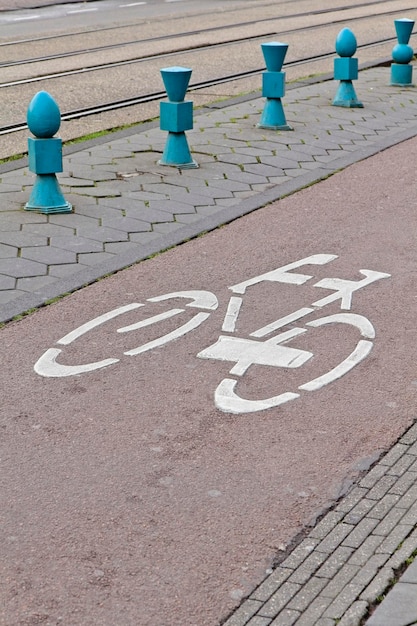 Holanda, Amsterdã, bicicletas assinam em uma rua central perto da Estação Central