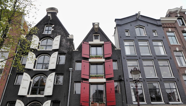 Holanda, Amsterdam, la fachada de antiguas casas de piedra privadas en el centro