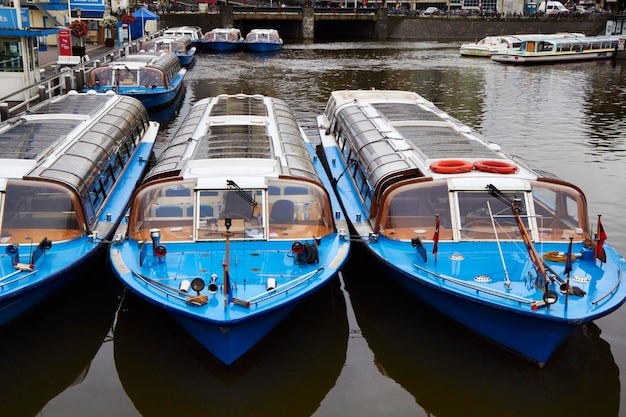 Holanda, Amsterdam, transbordadores en un canal cerca de la Estación Central