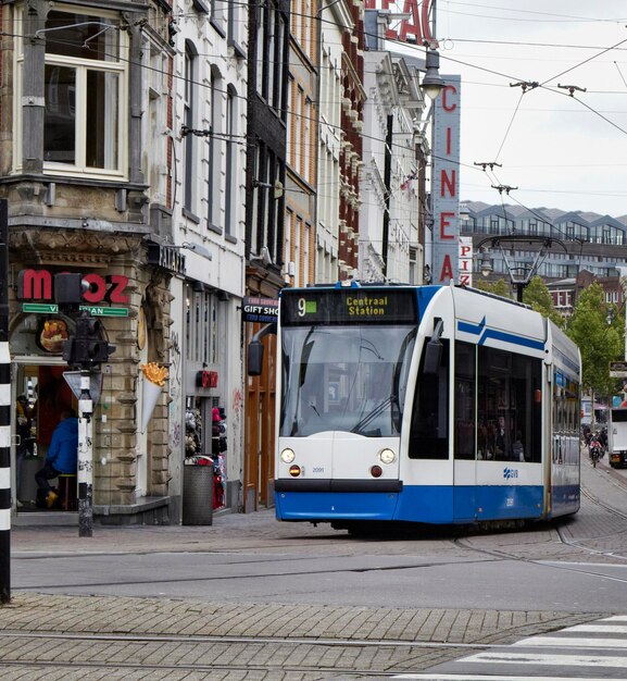 Holanda, Amsterdam, tranvía y fachadas de edificios antiguos en una calle central