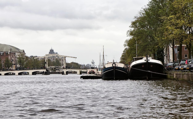 Holanda, Amsterdam, vista de un canal de agua y un puente móvil