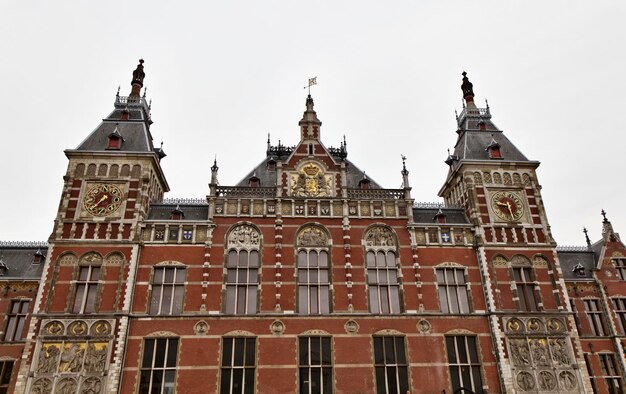 Holanda, Amsterdam, vista de la fachada de la estación central de trenes