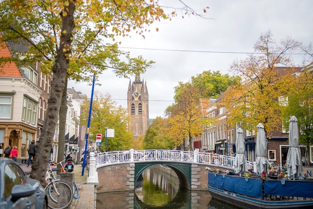 Holanda Delft outubro de 2022 A velha igreja de Delft vista do canal