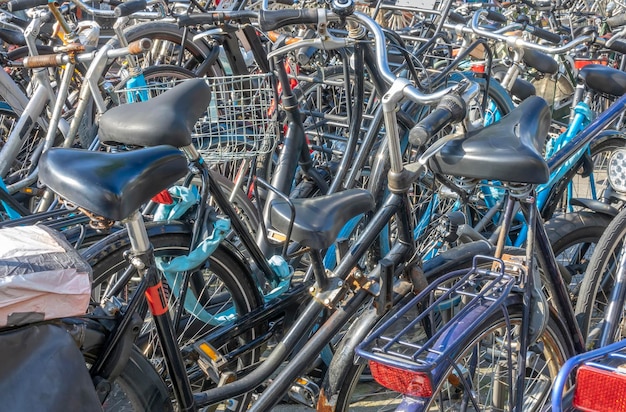Holanda Dia ensolarado no estacionamento de bicicletas de Amsterdã Muitas bicicletas antigas e novas