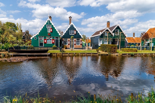 Holanda paisaje rural casas verdes holandesas tradicionales en Zaanse Schans Países Bajos