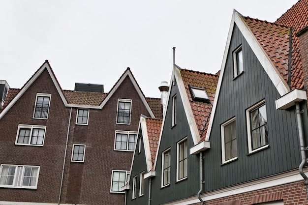 Holanda, vila de Volendam (Amsterdã), típicas casas de pedra velhas holandesas