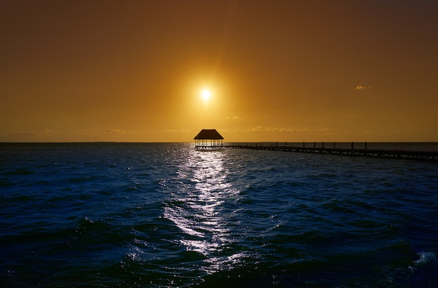 Holbox-inselsonnenuntergang-strandpierhütte mexiko