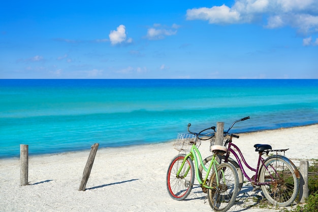 Holbox isla playa bicicletas México