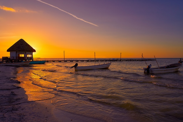 Holbox island pier cabana do sol praia no méxico