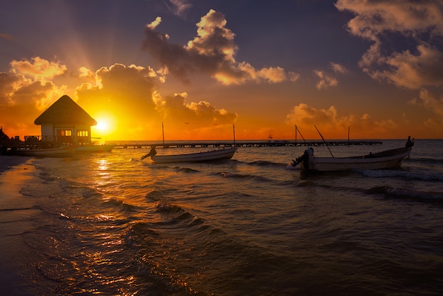 Holbox Island pier cabana do sol praia no México