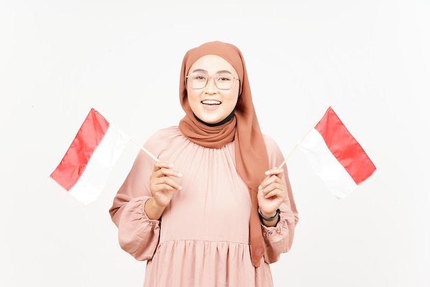 Holding-Indonesien-Flagge der schönen asiatischen Frau, die Hijab trägt, Isolated On White Background