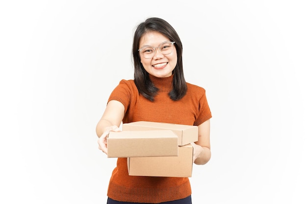 Holding-Paket-Box oder Karton und geben Sie es Ihnen der schönen asiatischen Frau, Isolated On White