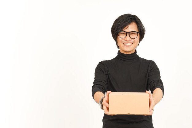 Holding-Paketkasten oder Karton des hübschen asiatischen Mannes lokalisiert auf weißem Hintergrund