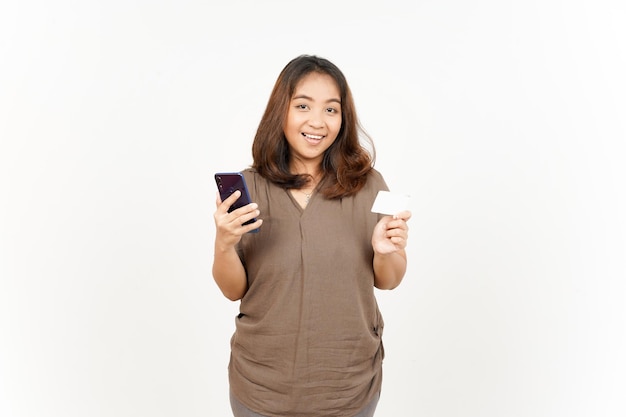 Holding Smartphone und Kreditkarte der schönen asiatischen Frau, Isolated On White Background