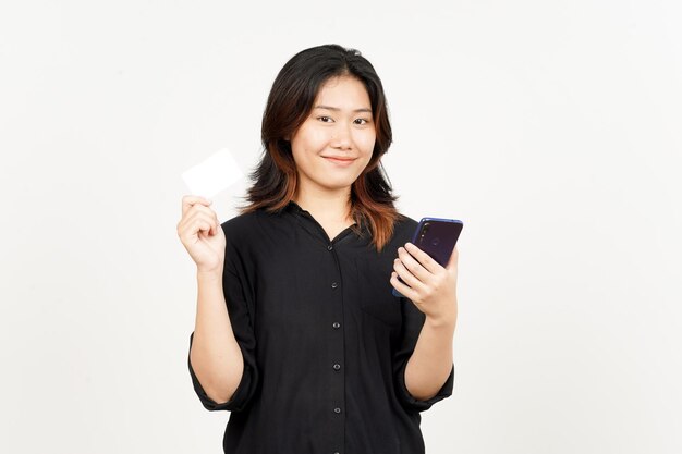 Holding Smartphone und leere Kreditkarte der schönen asiatischen Frau, Isolated On White Background