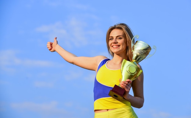 Holen Sie sich dünn und gewinnen Sie Sporterfolg Gewinnermädchen Sport und Gesundheit Wettbewerbskonzept Erster Platz Glücklicher Champion Leistung Erfolgreicher Sportler Athletische Frau glückliche Führungskraft Sportmotivation