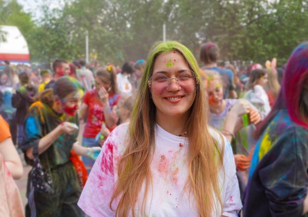 Foto holi, el festival de los colores, una joven celebra el comienzo de la primavera y las lluvias.