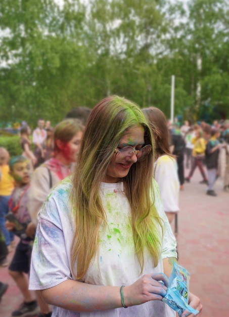 Foto holi, el festival de los colores, una joven celebra el comienzo de la primavera y las lluvias.