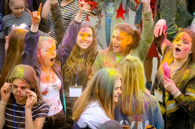 Foto holi indianer urlaub gesichter und kleidung in bunten farben lustig