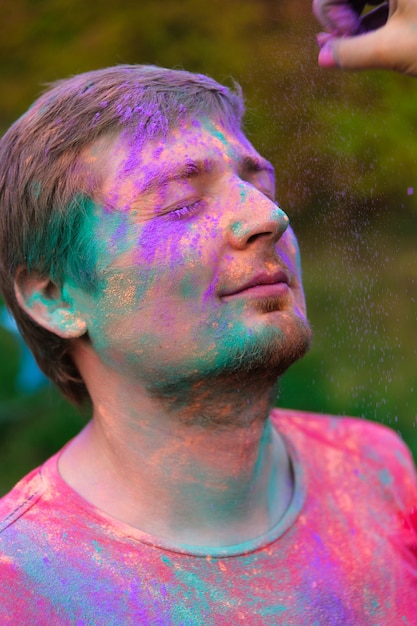 Holi malte das Gesicht des Mannes