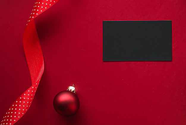 Holiday Brand Identity Design und Weihnachts-Flatlay-Konzept schwarze leere Visitenkarte und Weihnachtsornam ...