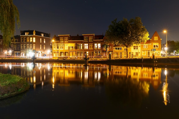 Holländische Häuser am Kanal, Delft, Niederlande