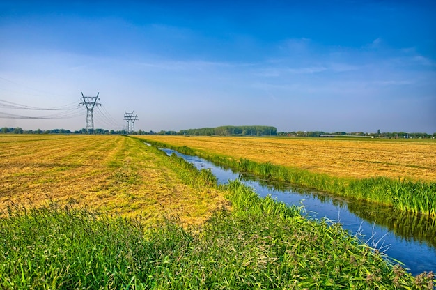 Holländische Landschaft mit einem Kanal und Rasenflächen mit Spiegelreflex