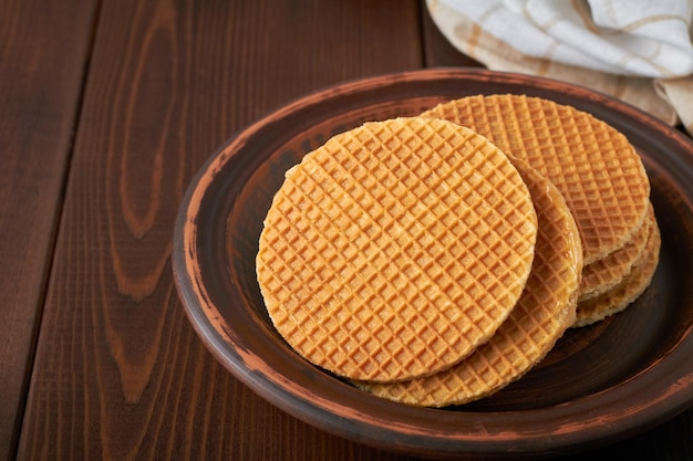 Holländische Waffeln Stroopwafel Sirup Waffel Karamellwaffel auf braunem Hintergrund