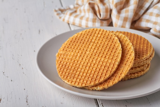 Foto holländische waffeln stroopwafel sirup waffel karamellwaffel auf weißem hintergrund