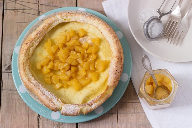 Holländischer Schätzchenpfannkuchen mit Apfelzimtsoße.