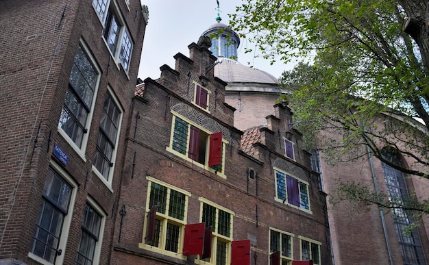 Holland, Amsterdam, die Fassade der alten privaten Häuser aus Stein in der Innenstadt