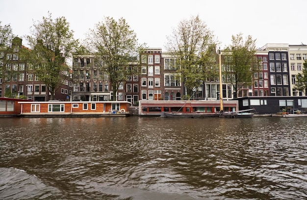 Holland, Amsterdam, Hausboote in einem Wasserkanal