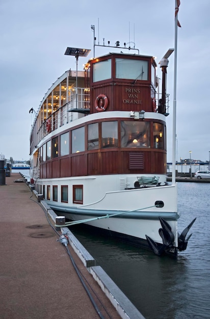 Foto holland, amsterdam, schwimmendes restaurant in einem kanal