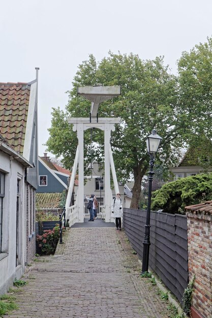 Foto holland, dorf edam (amsterdam); 9. oktober 2011, menschen und eine alte mobile holzbrücke an einem wasserkanal – editorial