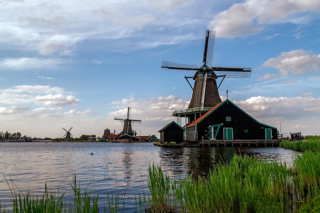 Holland Landschaft mit traditionellen holländischen Windmühlen im historischen Dorf Zaanse Schans