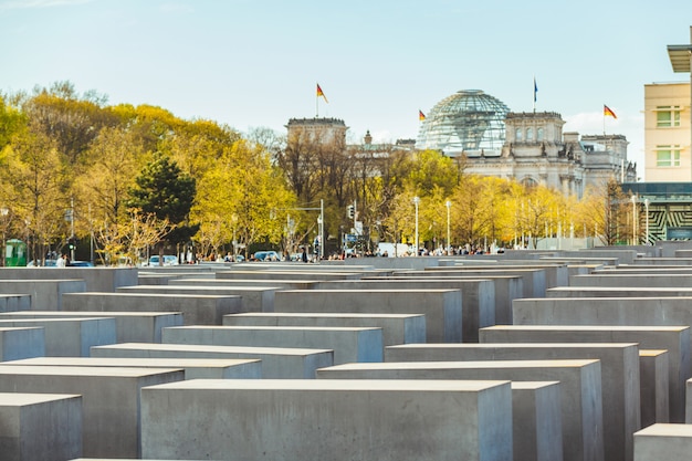 Holocaust-Mahnmal in Berlin mit Reichstag