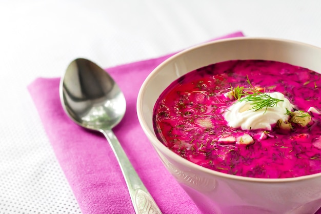 Foto holodnik - sopa de remolacha fría tradicional lituana (rusa, ucraniana, bielorrusa, polaca)