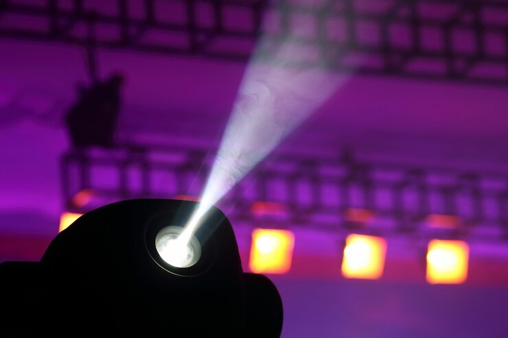 Holofote colorido para iluminar o brilho no escuro